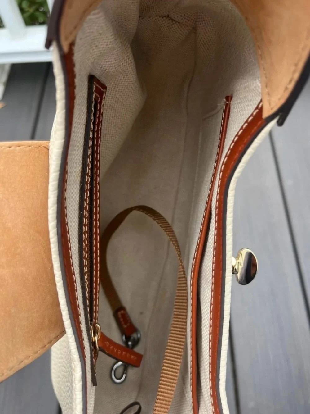 Dooney & Bourke Turnlock Hobo in Excellent Condition